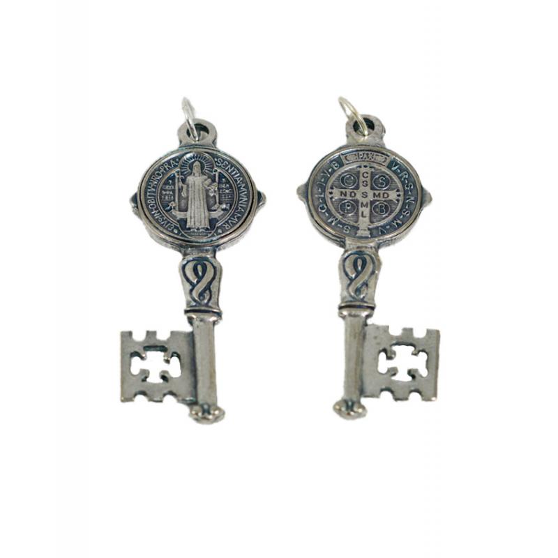 Amuleto Llave San Benito Mini Plateada con oracion (3.5 x 1,2 cm)